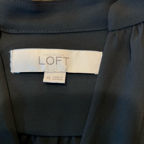 🖤🖤 𝙻𝙾𝙵𝚃 Split V Sleeveless Top - Picture 3 of 4